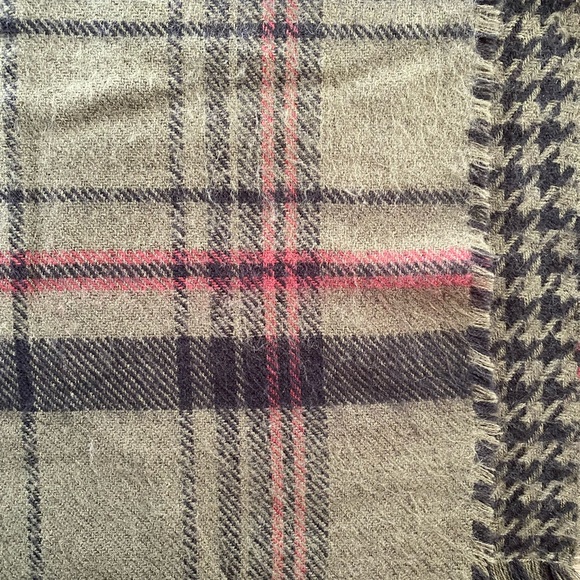 🌻 3/$10 Large Reversible Scarf - Picture 5 of 5